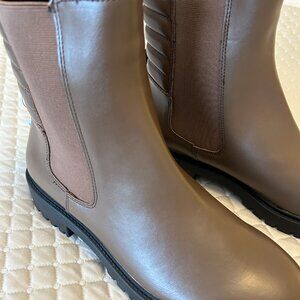 NEW in Box Gap Moto Chelsea Boot in Brown 10